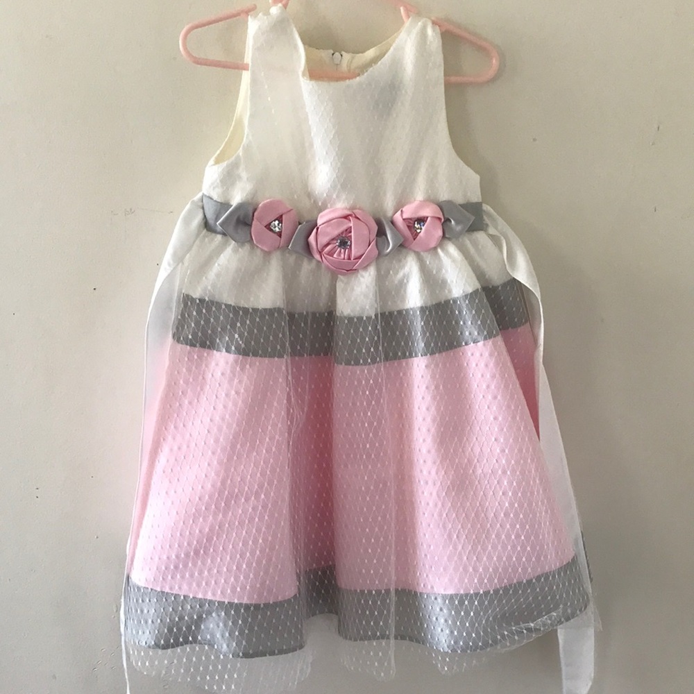 Dillard’s private label 👶 pink ivory &gray dress.
